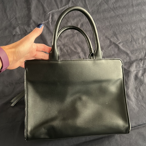 COPY - Guess Purse - excellent condition - black and white - Picture 3 of 9